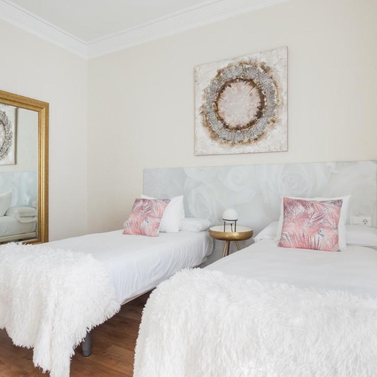 Art House Fira Apartments - Three-Bedroom Apartment - Calle Viladomat(remodeled), 107 - 10