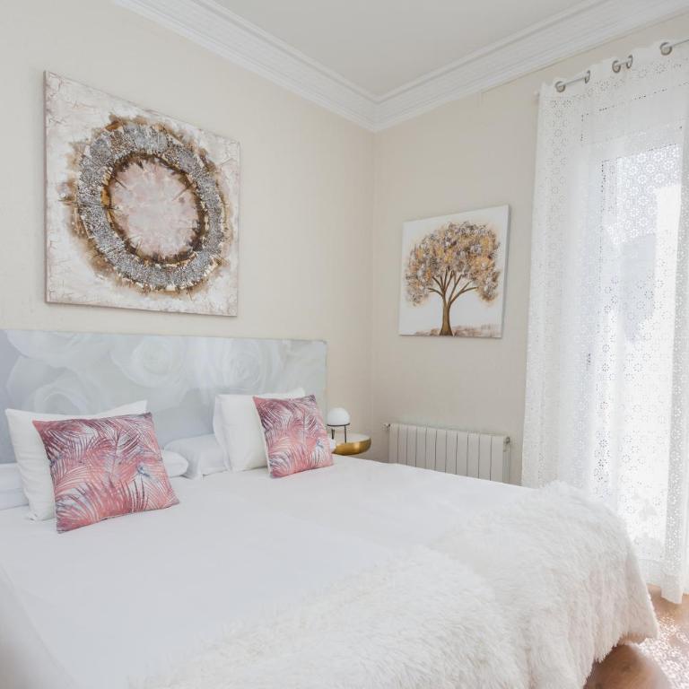 Art House Fira Apartments - Three-Bedroom Apartment - Calle Viladomat(remodeled), 107 - 15