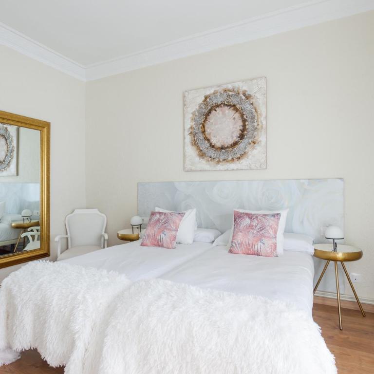 Art House Fira Apartments - Three-Bedroom Apartment - Calle Viladomat(remodeled), 107 - 17