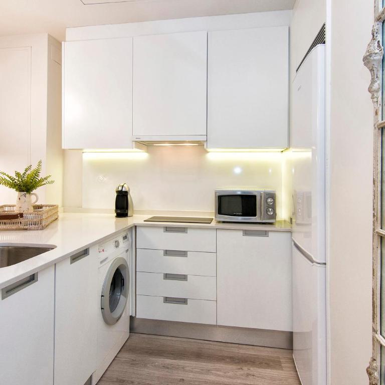 Central Deluxe Apartments - One-Bedroom Apartment - 20