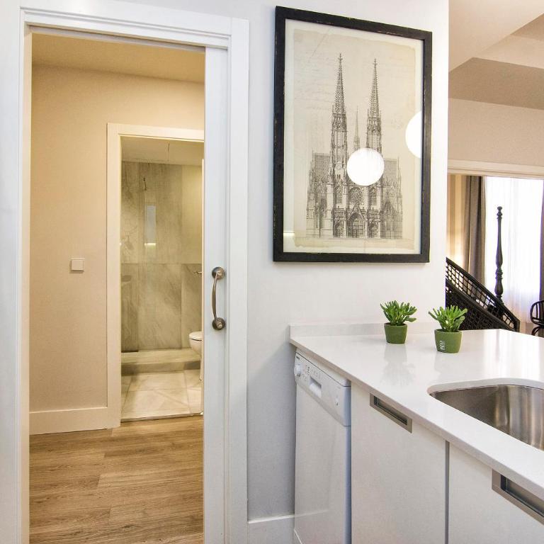 Central Deluxe Apartments - One-Bedroom Apartment - 6
