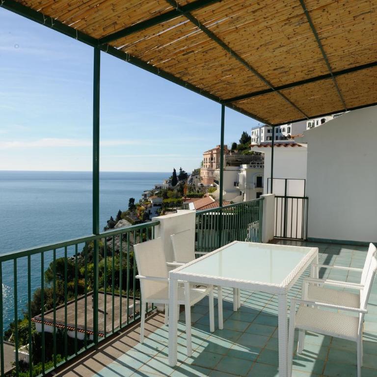 Amalfi Blue FLowers B - Two-Bedroom Apartment - 2