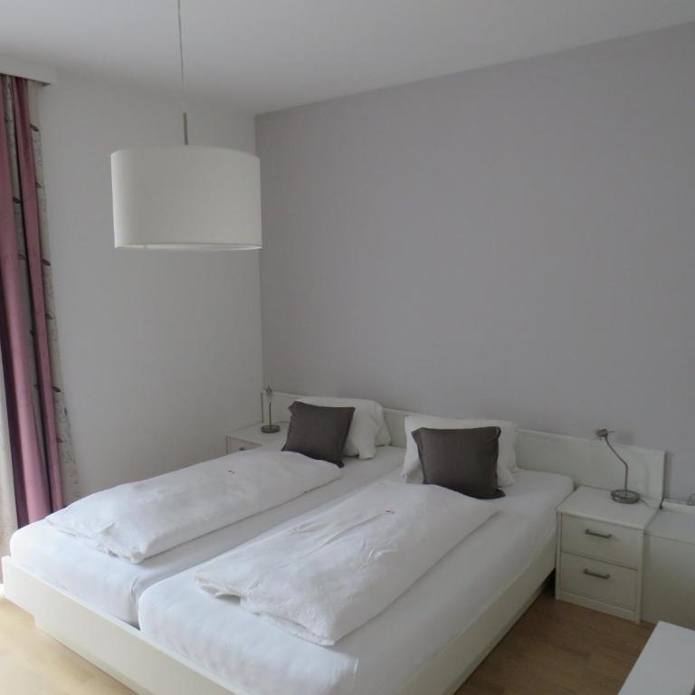 Sportpension Strobl - Doppelzimmer mit Balkon - 1