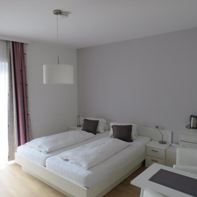 Sportpension Strobl - Doppelzimmer mit Balkon - 5
