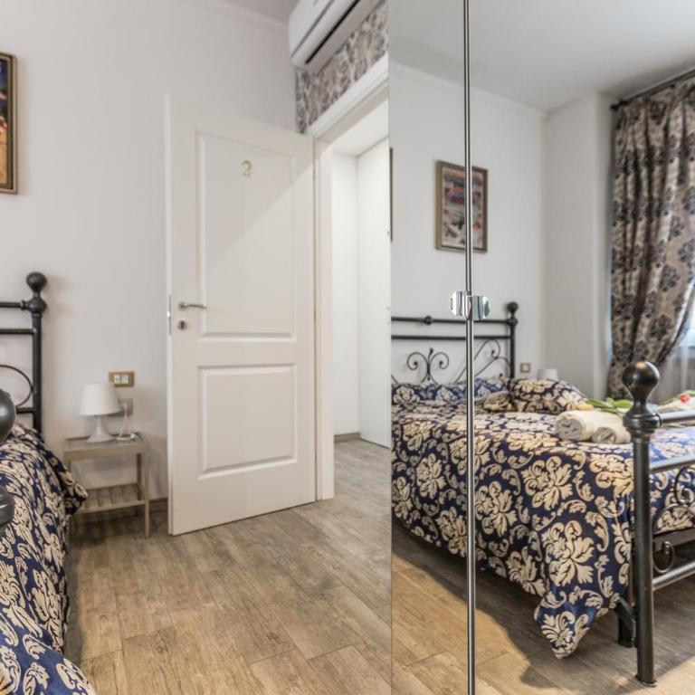Central City Rooms - Camera Tripla con Bagno Privato Esterno - 1