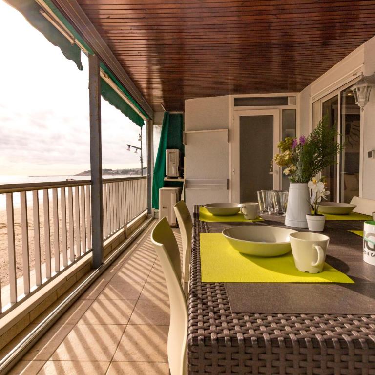 Homes & Go Bell Reco Deluxe I - Three-Bedroom Apartment - 3