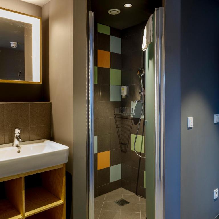 DJH moun10 Jugendherberge - Youth Hostel - membership required! - Habitación Doble con baño - 2 camas - 4
