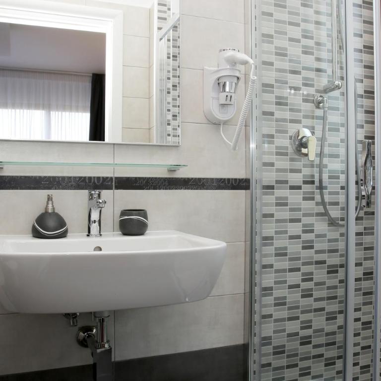J24 B&B - Camera Matrimoniale Superior con Bagno Privato - 6