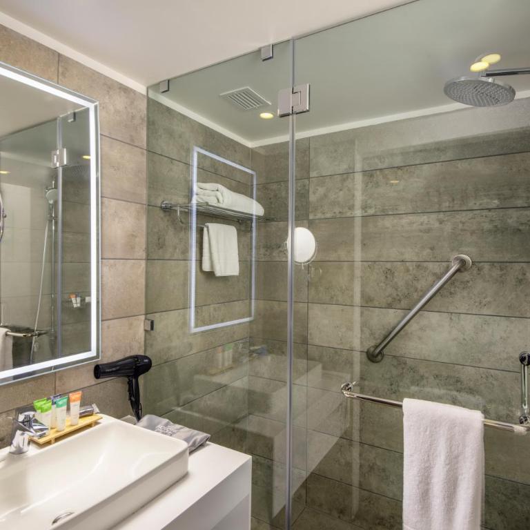 Novotel Santiago Providencia - Habitación Superior con sofá - cama extragrande - 5