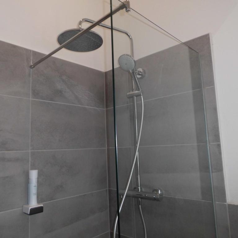 Pension Elisabeth - Rooms & Apartments - Zweibettzimmer - Nebengebäude - 7