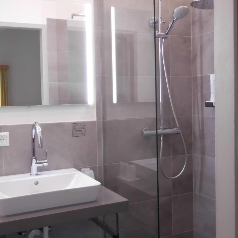 Pension Elisabeth - Rooms & Apartments - Doppelzimmer mit eigenem Bad - 4