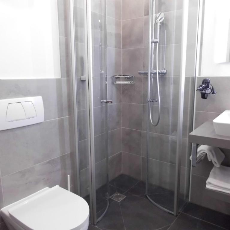 Pension Elisabeth - Rooms & Apartments - Einzelzimmer mit eigenem Bad - 2
