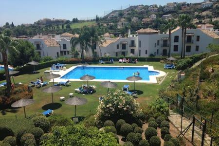 Marbella, Los Arqueros Golf & Country Club, Sleeps 7 plus 1 child - Apartamento con vistas a la piscina - 2