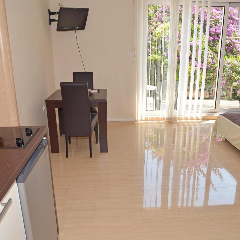 Apartments Mianiko - Studio with Patio - 3