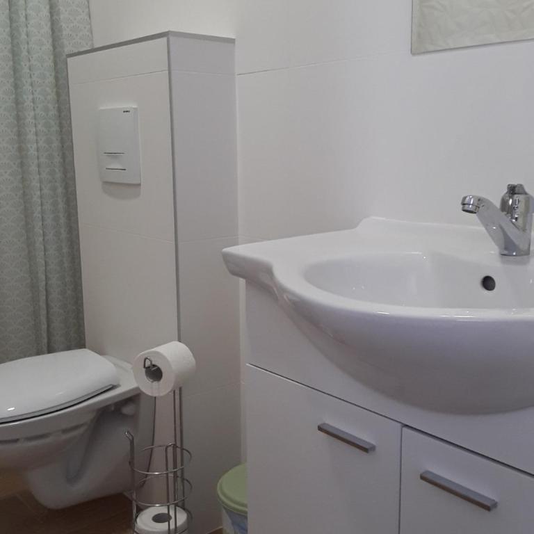 Villa Flower with Free Onsite Parking - Apartment with Balcony - 5