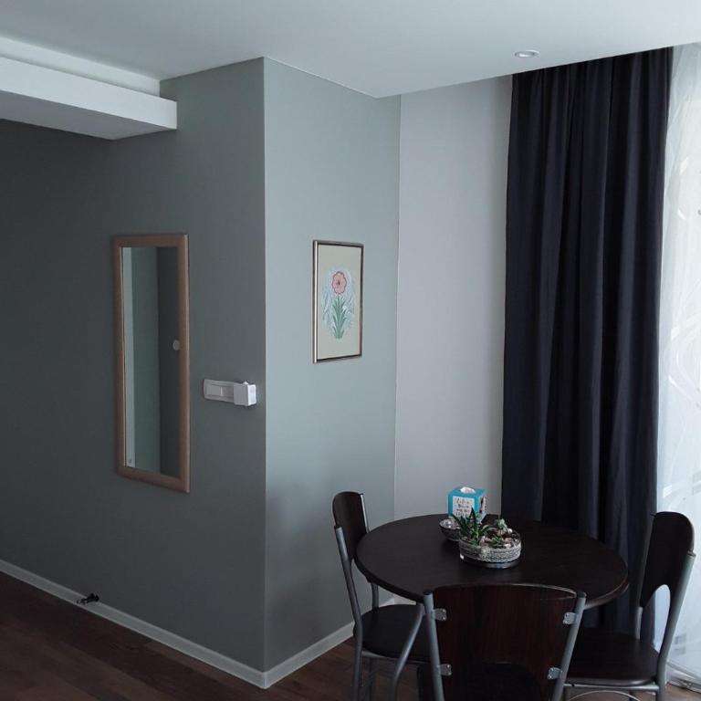 Villa Flower with Free Onsite Parking - Apartment with Balcony - 9