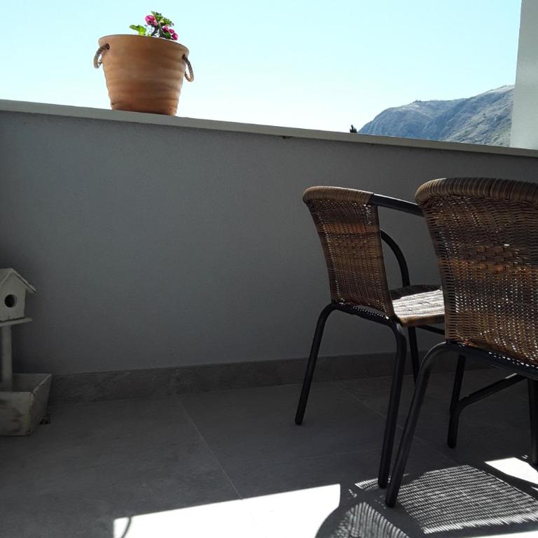 Villa Flower with Free Onsite Parking - Apartment with Balcony - 14