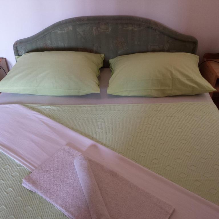 Apartments & Hostel Zdrava Hrana - One-Bedroom Apartment with Terrace - 1