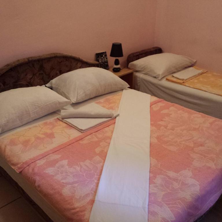 Apartments & Hostel Zdrava Hrana - Triple Room - 11