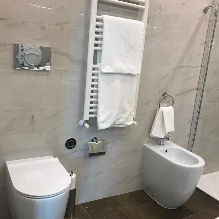 Villa Greta Hotel Rooms & Suites - Junior Suite with Balcony - 8