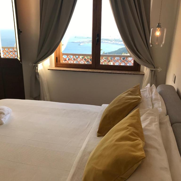Villa Greta Hotel Rooms & Suites - Junior Suite with Balcony - 9