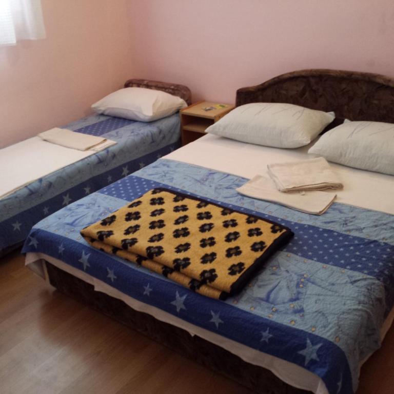 Apartments & Hostel Zdrava Hrana - Single Bed in 5-Bed Dormitory Room - 2