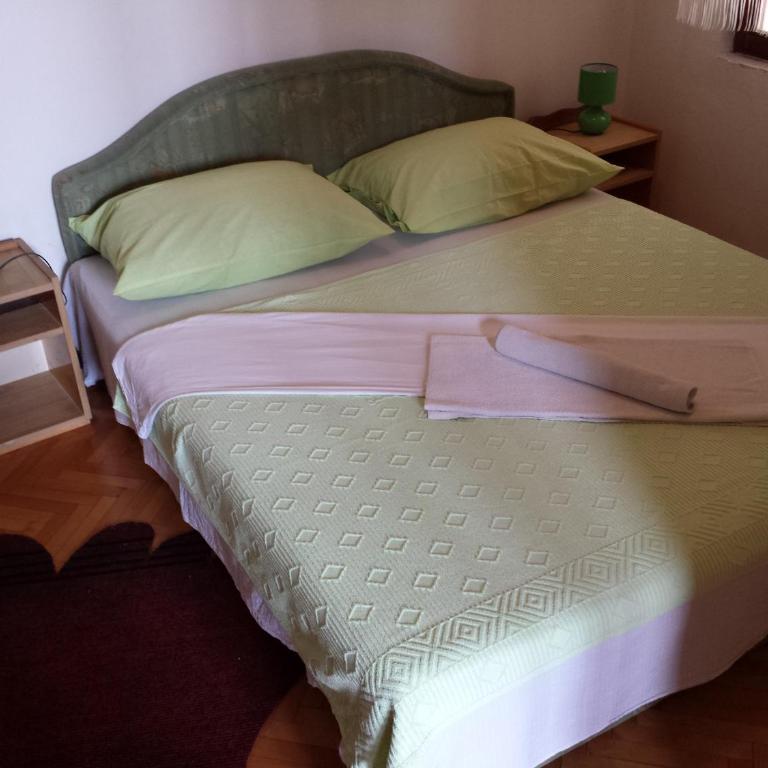Apartments & Hostel Zdrava Hrana - One-Bedroom Apartment with Terrace - 4