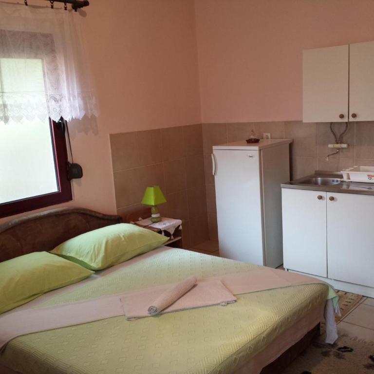 Apartments & Hostel Zdrava Hrana - One-Bedroom Apartment with Terrace - 5