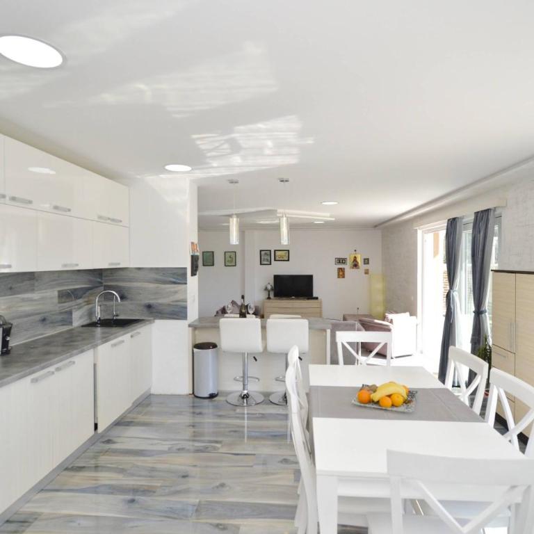 J & P Apartments Orahovac - Three-Bedroom Apartment - 2