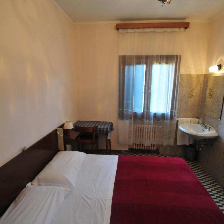 Locanda Sant'Anna Hotel - Camera Matrimoniale/Doppia con Letti Singoli con Bagno in Comune - 1