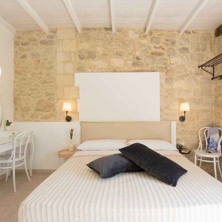 Evoca - Double Room with Private Bathroom - 11
