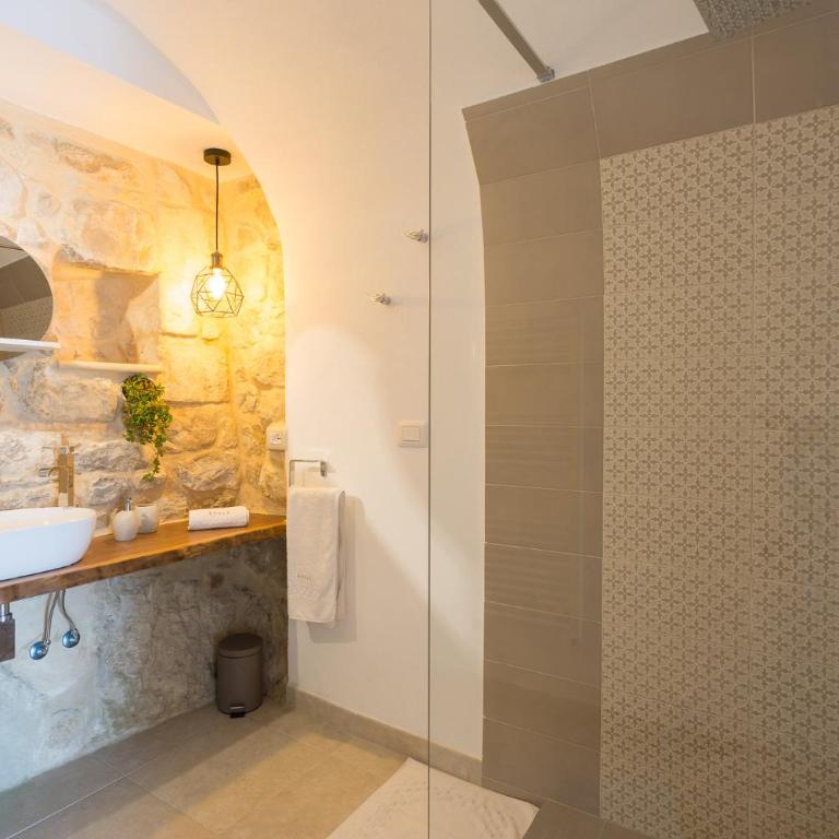 Evoca - Double Room with Private Bathroom - 14