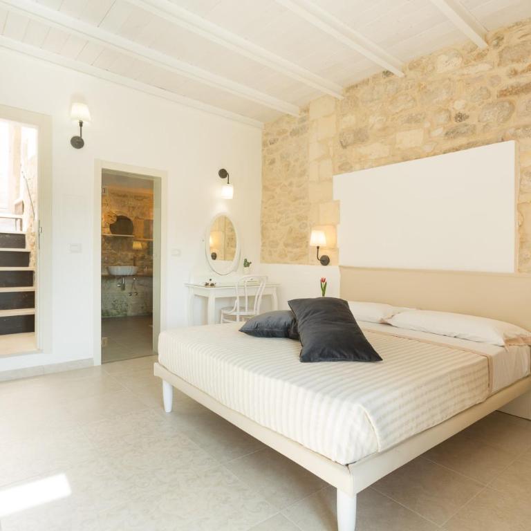 Evoca - Double Room with Private Bathroom - 9