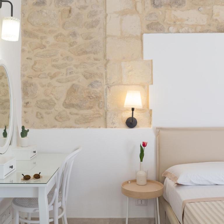Evoca - Double Room with Private Bathroom - 6