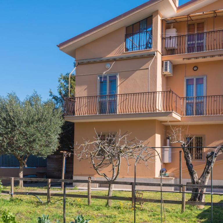 Travelershome Ciampino&Morena GuestHouse - Camera Deluxe Matrimoniale/Doppia con Letti Singoli con Vista Montagna - 2