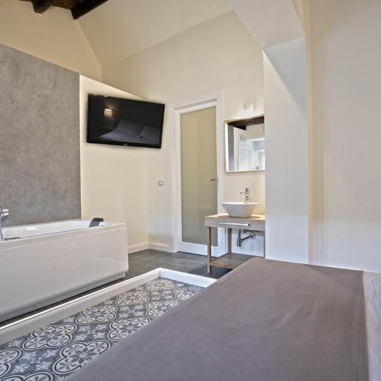 Bed in Spa - Double Room with Spa Bath - 4