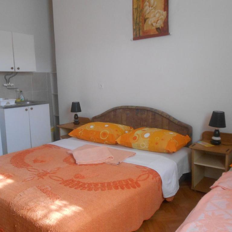 Apartments & Hostel Zdrava Hrana - Triple Room - 10