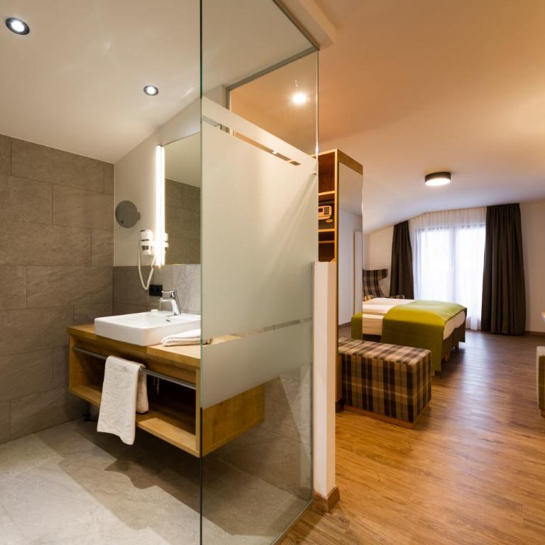 Hotel Brugger - Doppelzimmer Alpine mit Balkon und Bergblick - 5