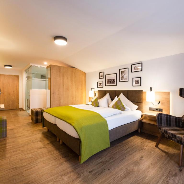 Hotel Brugger - Doppelzimmer Alpine mit Balkon und Bergblick - 2