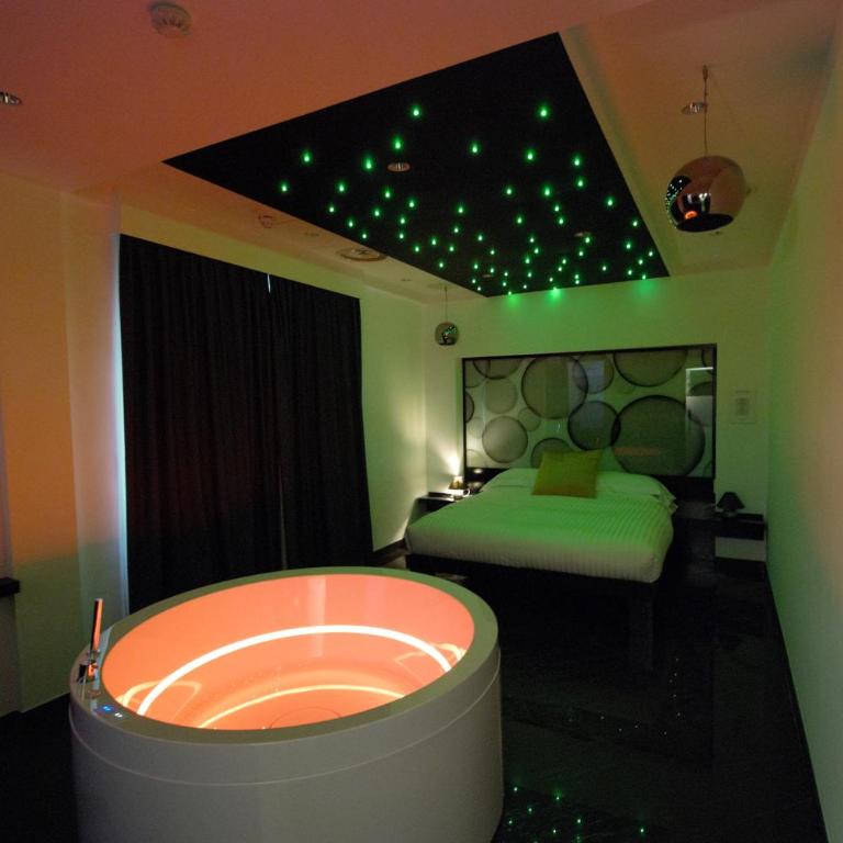 JC Hotel - Suite with Hot Tub - 35