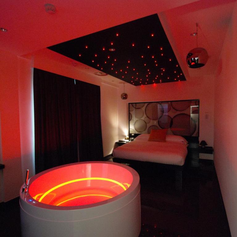 JC Hotel - Suite with Hot Tub - 30