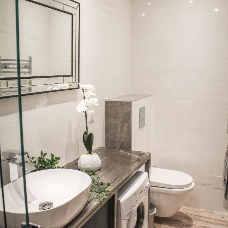 Résidence Montaigne - Luxurious - 350m Palais - LRA Cannes - OSCAR -Two-Bedroom Apartment with Sofa Bed - 2