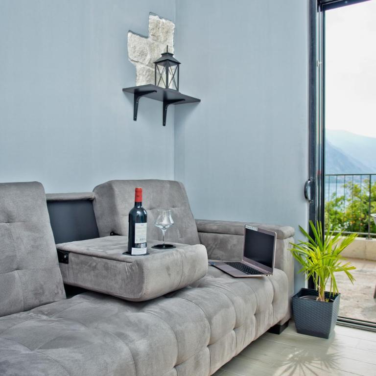 Beachfront Villa Nautica - Apartment with Sea View - 25