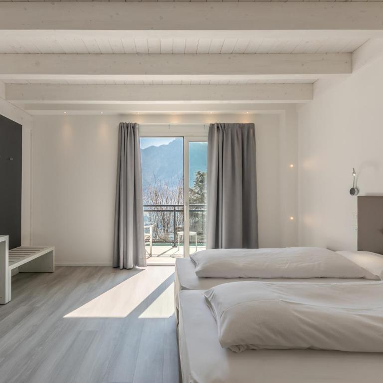 Relax Hotel Villa Gardenia & Villa Oleandra - Luxury Double or Twin Room with Lake View - 5