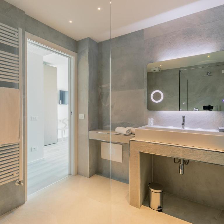 Relax Hotel Villa Gardenia & Villa Oleandra - Luxury Double or Twin Room with Lake View - 3