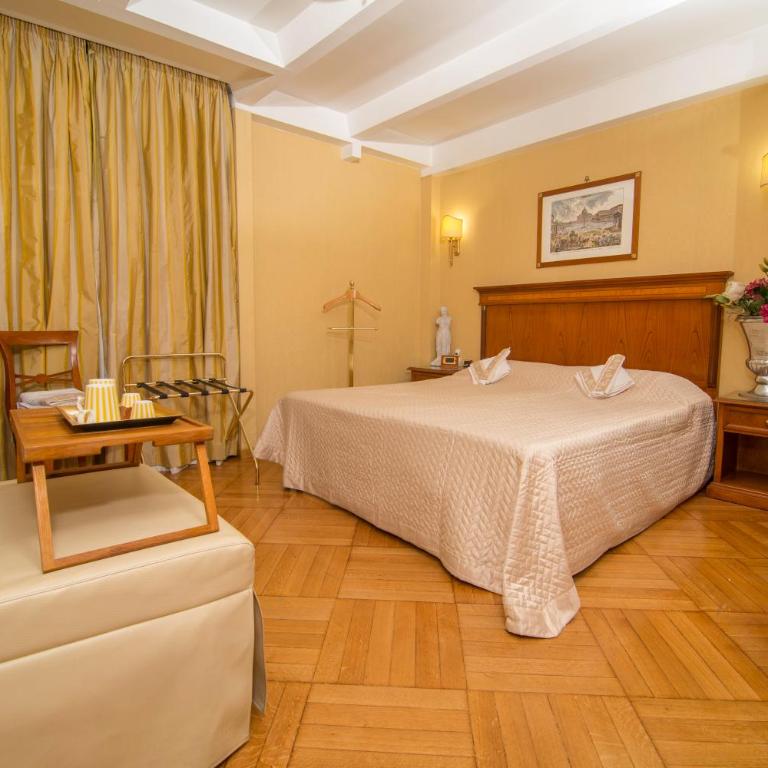 Luxury Rooms H 2000 Roma - Camera Tripla Standard - 3