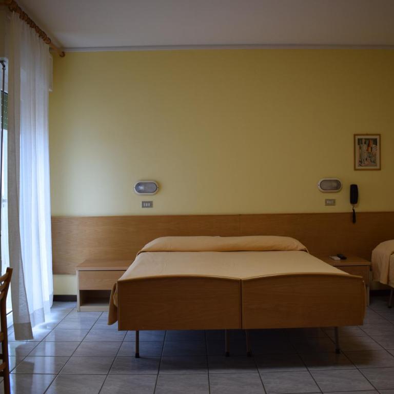 Hotel Martinez - Camera Tripla Deluxe - 3