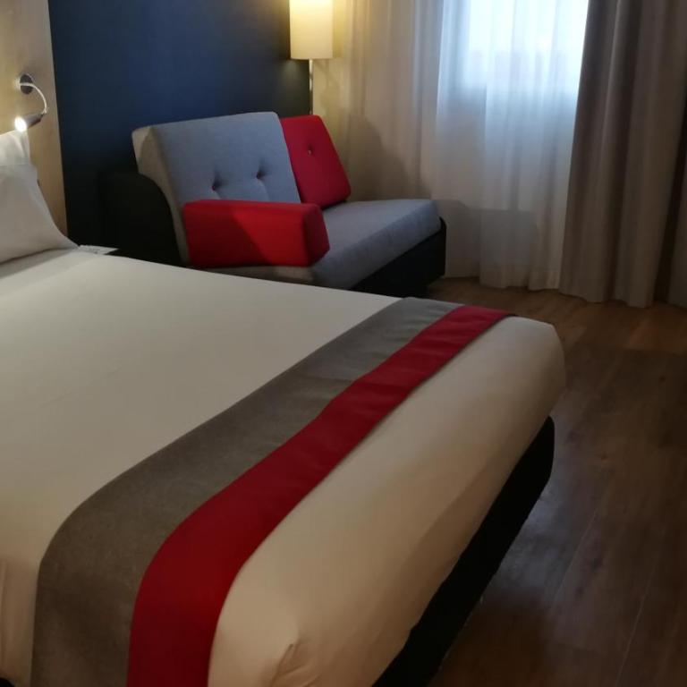 Holiday Inn Express Málaga Airport by IHG - Habitación Estándar con desayuno gratuito - 1