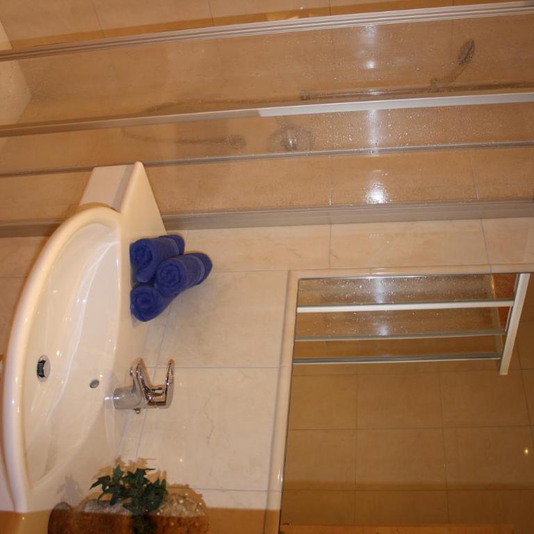 Ferienwohnungen Kröll - Three-Bedroom Apartment - 9