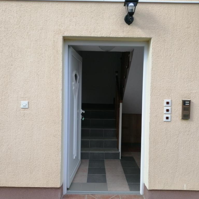 Amina River Apartment - Three-Bedroom Apartment with Lake View - 18